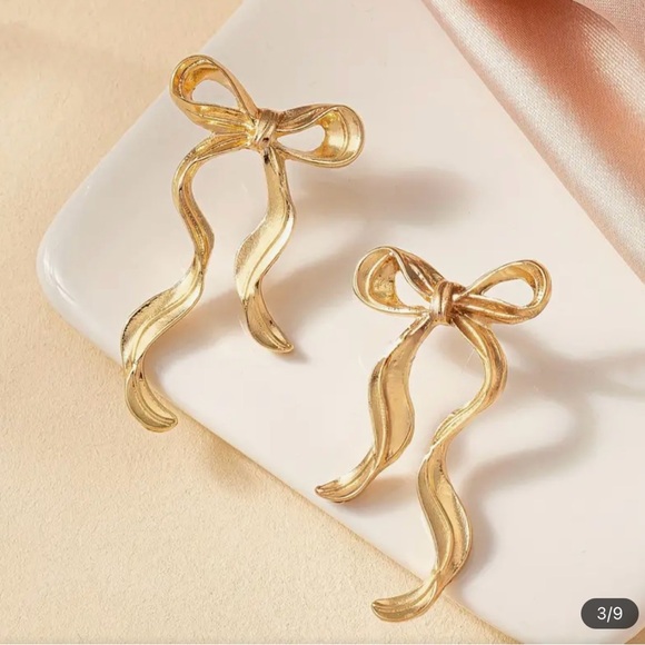 Golden Put a Bow On It Earrings - Picture 4 of 4